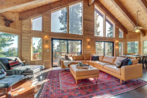 Spacious Cabin with 3 Decks 4 Mi to Lake Tahoe!